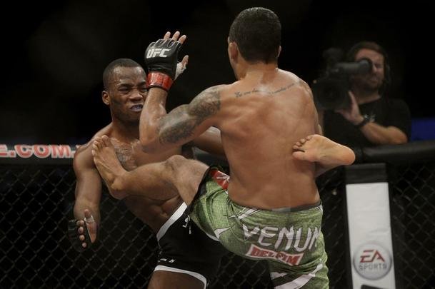 Imagens do UFC Fight Night 56, em Uberlndia - Cludio Hannibal (bermuda verde) venceu Leon Edwards por deciso dividida