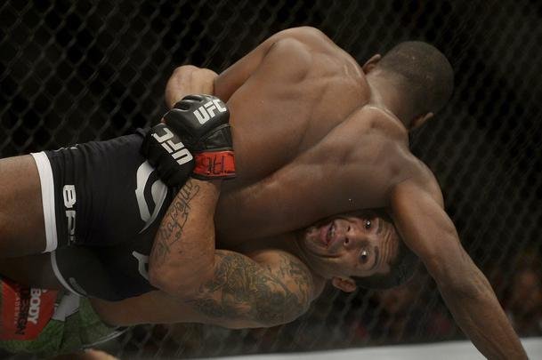 Imagens do UFC Fight Night 56, em Uberlndia - Cludio Hannibal (bermuda verde) venceu Leon Edwards por deciso dividida