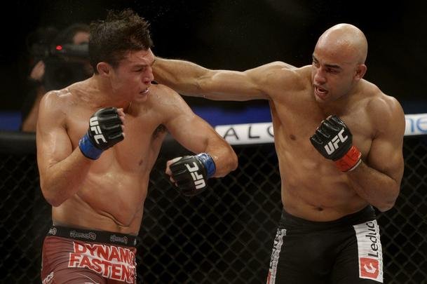 Imagens do UFC Fight Night 56, em Uberlndia - Warlley Alves (bermuda preta) venceu Alan Jouban por deciso unnime