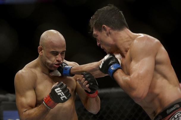 Imagens do UFC Fight Night 56, em Uberlndia - Warlley Alves (bermuda preta) venceu Alan Jouban por deciso unnime