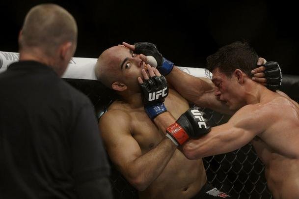 Imagens do UFC Fight Night 56, em Uberlndia - Warlley Alves (bermuda preta) venceu Alan Jouban por deciso unnime