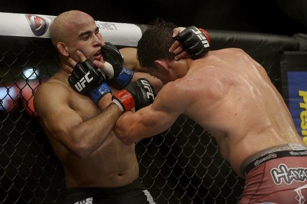 Imagens do UFC Fight Night 56, em Uberlndia - Warlley Alves (bermuda preta) venceu Alan Jouban por deciso unnime