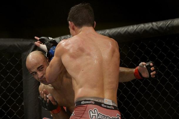 Imagens do UFC Fight Night 56, em Uberlndia - Warlley Alves (bermuda preta) venceu Alan Jouban por deciso unnime