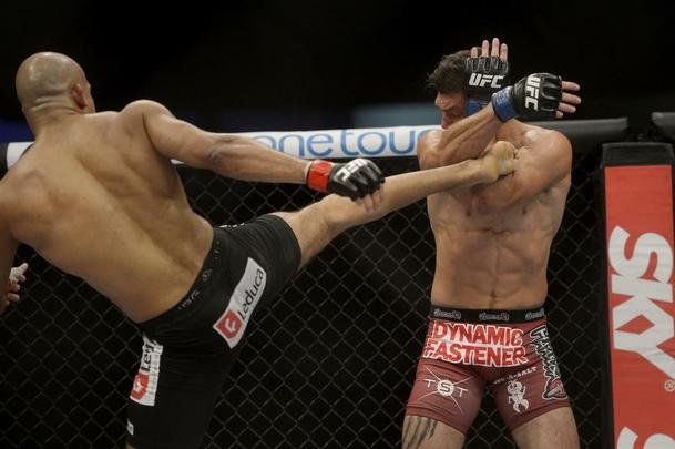 Imagens do UFC Fight Night 56, em Uberlndia - Warlley Alves (bermuda preta) venceu Alan Jouban por deciso unnime