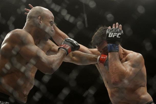 Imagens do UFC Fight Night 56, em Uberlndia - Warlley Alves (bermuda preta) venceu Alan Jouban por deciso unnime