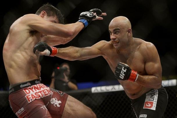 Imagens do UFC Fight Night 56, em Uberlndia - Warlley Alves (bermuda preta) venceu Alan Jouban por deciso unnime