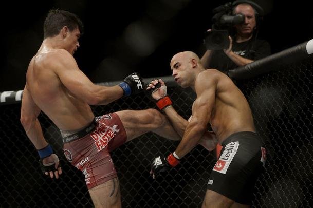 Imagens do UFC Fight Night 56, em Uberlndia - Warlley Alves (bermuda preta) venceu Alan Jouban por deciso unnime