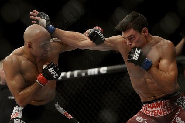 Imagens do UFC Fight Night 56, em Uberlndia - Warlley Alves (bermuda preta) venceu Alan Jouban por deciso unnime