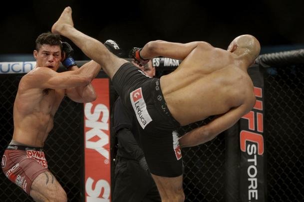 Imagens do UFC Fight Night 56, em Uberlndia - Warlley Alves (bermuda preta) venceu Alan Jouban por deciso unnime