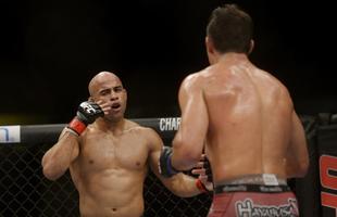 Imagens do UFC Fight Night 56, em Uberlndia - Warlley Alves (bermuda preta) venceu Alan Jouban por deciso unnime