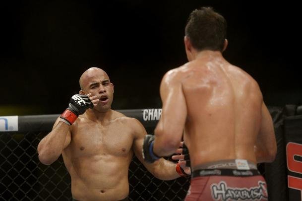 Imagens do UFC Fight Night 56, em Uberlndia - Warlley Alves (bermuda preta) venceu Alan Jouban por deciso unnime