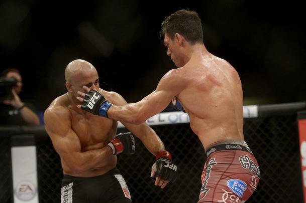 Imagens do UFC Fight Night 56, em Uberlndia - Warlley Alves (bermuda preta) venceu Alan Jouban por deciso unnime
