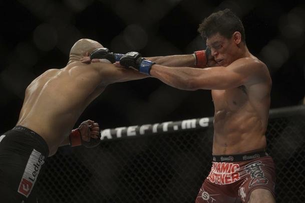 Imagens do UFC Fight Night 56, em Uberlndia - Warlley Alves (bermuda preta) venceu Alan Jouban por deciso unnime