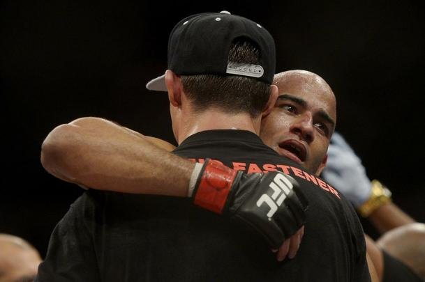 Imagens do UFC Fight Night 56, em Uberlndia - Warlley Alves (bermuda preta) venceu Alan Jouban por deciso unnime