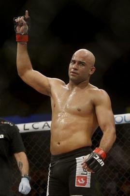 Imagens do UFC Fight Night 56, em Uberlndia - Warlley Alves (bermuda preta) venceu Alan Jouban por deciso unnime