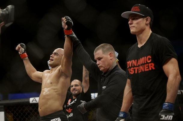 Imagens do UFC Fight Night 56, em Uberlndia - Warlley Alves (bermuda preta) venceu Alan Jouban por deciso unnime