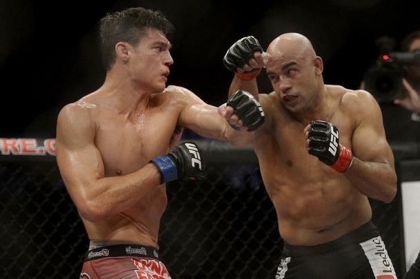 Imagens do UFC Fight Night 56, em Uberlndia - Warlley Alves (bermuda preta) venceu Alan Jouban por deciso unnime