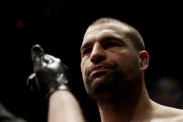 Imagens do UFC Fight Night 56, em Uberlndia - Ovince St. Preux (bermuda rosa) venceu Maurcio Shogun por nocaute tcnico aos 34s do primeiro round