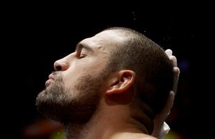 Imagens do UFC Fight Night 56, em Uberlndia - Ovince St. Preux (bermuda rosa) venceu Maurcio Shogun por nocaute tcnico aos 34s do primeiro round