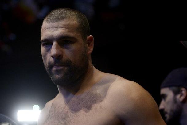 Imagens do UFC Fight Night 56, em Uberlndia - Ovince St. Preux (bermuda rosa) venceu Maurcio Shogun por nocaute tcnico aos 34s do primeiro round