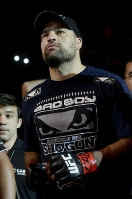 Imagens do UFC Fight Night 56, em Uberlndia - Ovince St. Preux (bermuda rosa) venceu Maurcio Shogun por nocaute tcnico aos 34s do primeiro round