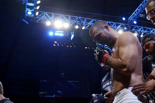 Imagens do UFC Fight Night 56, em Uberlndia - Ovince St. Preux (bermuda rosa) venceu Maurcio Shogun por nocaute tcnico aos 34s do primeiro round