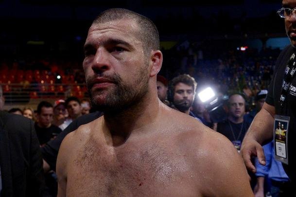 Imagens do UFC Fight Night 56, em Uberlndia - Ovince St. Preux (bermuda rosa) venceu Maurcio Shogun por nocaute tcnico aos 34s do primeiro round