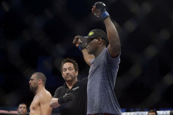 Imagens do UFC Fight Night 56, em Uberlndia - Ovince St. Preux (bermuda rosa) venceu Maurcio Shogun por nocaute tcnico aos 34s do primeiro round