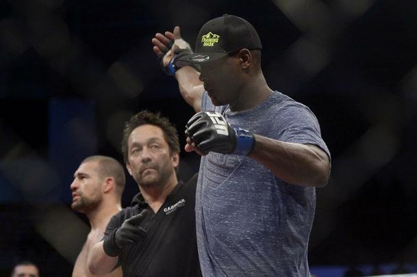 Imagens do UFC Fight Night 56, em Uberlndia - Ovince St. Preux (bermuda rosa) venceu Maurcio Shogun por nocaute tcnico aos 34s do primeiro round