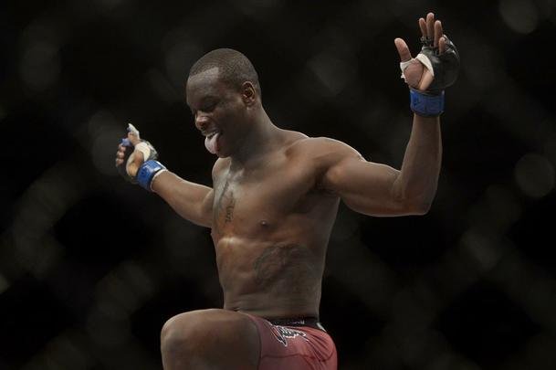 Imagens do UFC Fight Night 56, em Uberlndia - Ovince St. Preux (bermuda rosa) venceu Maurcio Shogun por nocaute tcnico aos 34s do primeiro round