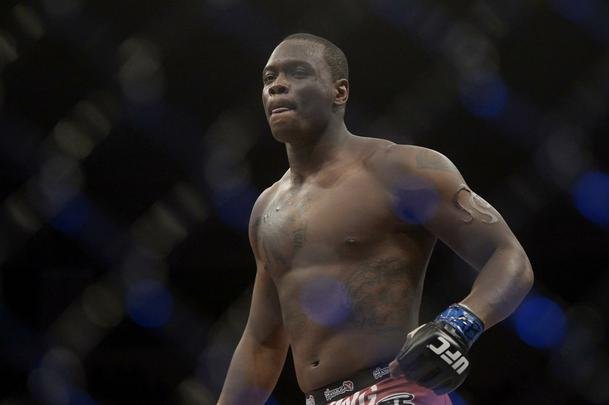 Imagens do UFC Fight Night 56, em Uberlndia - Ovince St. Preux (bermuda rosa) venceu Maurcio Shogun por nocaute tcnico aos 34s do primeiro round