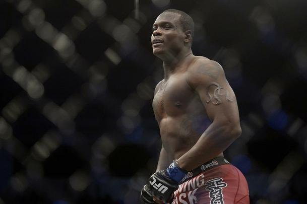 Imagens do UFC Fight Night 56, em Uberlndia - Ovince St. Preux (bermuda rosa) venceu Maurcio Shogun por nocaute tcnico aos 34s do primeiro round