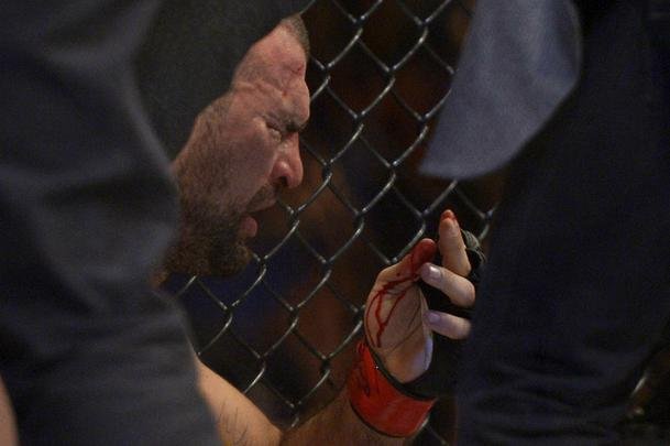 Imagens do UFC Fight Night 56, em Uberlndia - Ovince St. Preux (bermuda rosa) venceu Maurcio Shogun por nocaute tcnico aos 34s do primeiro round