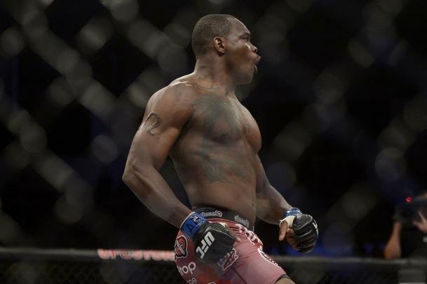 Imagens do UFC Fight Night 56, em Uberlndia - Ovince St. Preux (bermuda rosa) venceu Maurcio Shogun por nocaute tcnico aos 34s do primeiro round