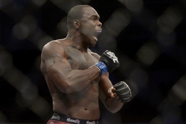 Imagens do UFC Fight Night 56, em Uberlndia - Ovince St. Preux (bermuda rosa) venceu Maurcio Shogun por nocaute tcnico aos 34s do primeiro round