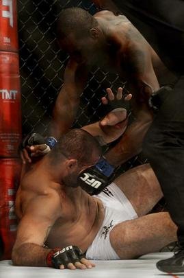 Imagens do UFC Fight Night 56, em Uberlndia - Ovince St. Preux (bermuda rosa) venceu Maurcio Shogun por nocaute tcnico aos 34s do primeiro round