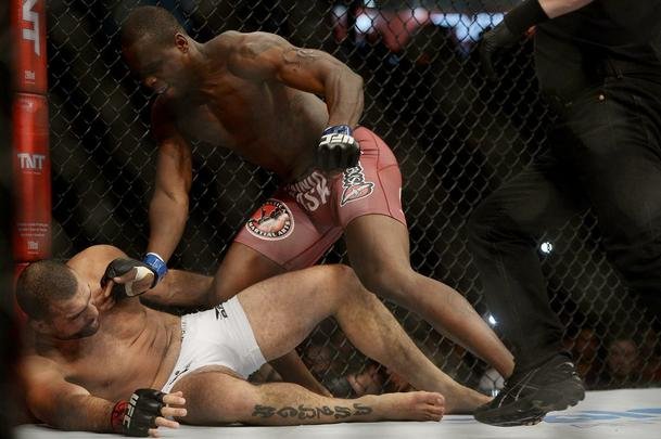 Imagens do UFC Fight Night 56, em Uberlndia - Ovince St. Preux (bermuda rosa) venceu Maurcio Shogun por nocaute tcnico aos 34s do primeiro round