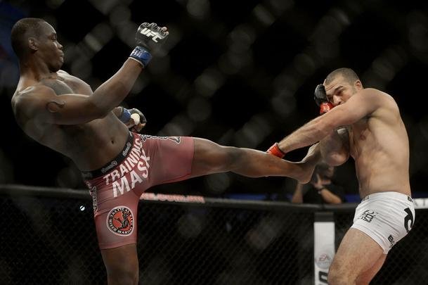 Imagens do UFC Fight Night 56, em Uberlndia - Ovince St. Preux (bermuda rosa) venceu Maurcio Shogun por nocaute tcnico aos 34s do primeiro round