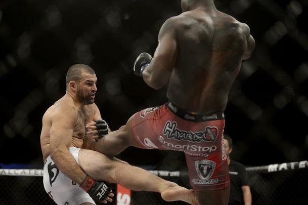 Imagens do UFC Fight Night 56, em Uberlndia - Ovince St. Preux (bermuda rosa) venceu Maurcio Shogun por nocaute tcnico aos 34s do primeiro round