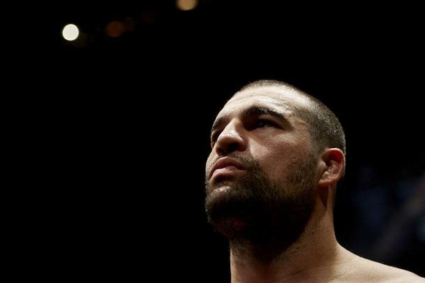 Imagens do UFC Fight Night 56, em Uberlndia - Ovince St. Preux (bermuda rosa) venceu Maurcio Shogun por nocaute tcnico aos 34s do primeiro round