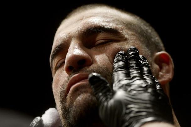 Imagens do UFC Fight Night 56, em Uberlndia - Ovince St. Preux (bermuda rosa) venceu Maurcio Shogun por nocaute tcnico aos 34s do primeiro round