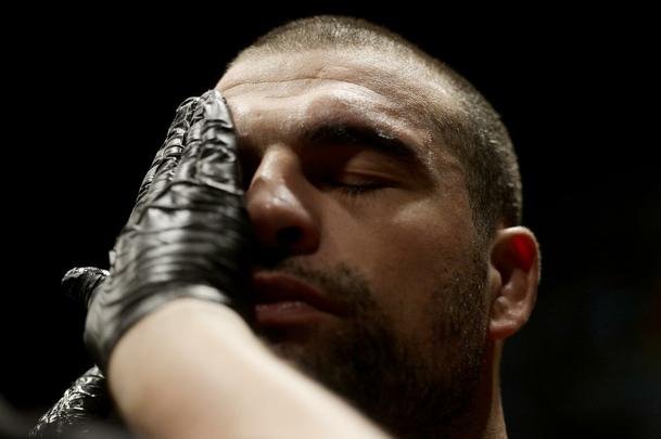 Imagens do UFC Fight Night 56, em Uberlndia - Ovince St. Preux (bermuda rosa) venceu Maurcio Shogun por nocaute tcnico aos 34s do primeiro round