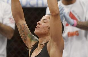 Imagens da primeira vitria da mineira Juliana Thai Lima no UFC