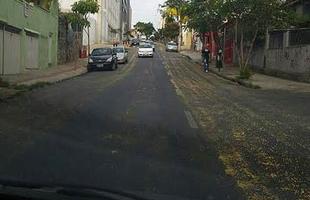 Cruzeirenses provocam atleticanos e jogam milho em frente ao Independncia na Rua Pintangui 