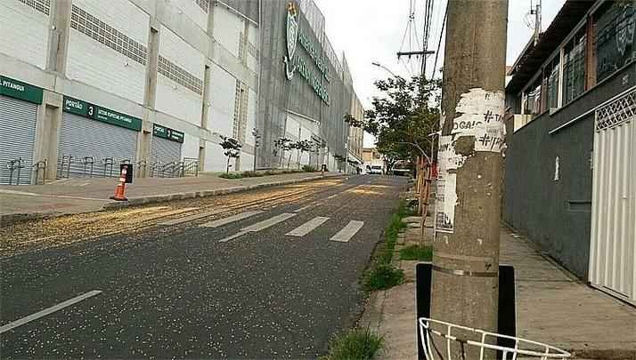 Cruzeirenses provocam atleticanos e jogam milho em frente ao Independência na Rua Pintangui