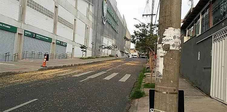 Cruzeirenses provocam atleticanos e jogam milho em frente ao Independência na Rua Pintangui