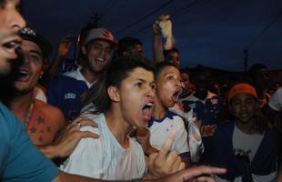Centenas de torcedores celestes compareceram ao CT do clube, na noite desta quarta-feira, para levar apoio aos jogadores antes da final da Copa do Brasil, contra o Atltico, no Independncia
