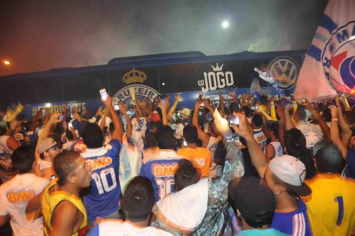 Centenas de torcedores celestes compareceram ao CT do clube, na noite desta quarta-feira, para levar apoio aos jogadores antes da final da Copa do Brasil, contra o Atltico, no Independncia