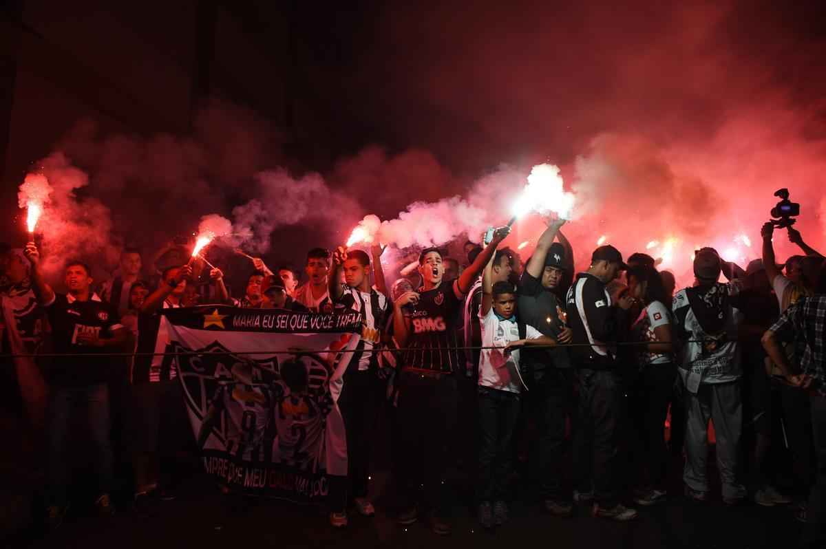Imagens da chegada do ônibus do Atlético ao palco da 