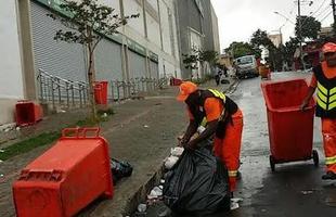 Funcionrios de empreiteira da prefeitura j limpavam as ruas no Horto